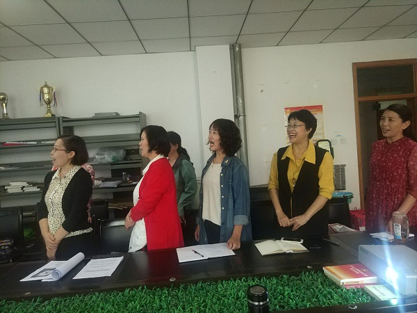 女生小合唱——“明月几时有……”